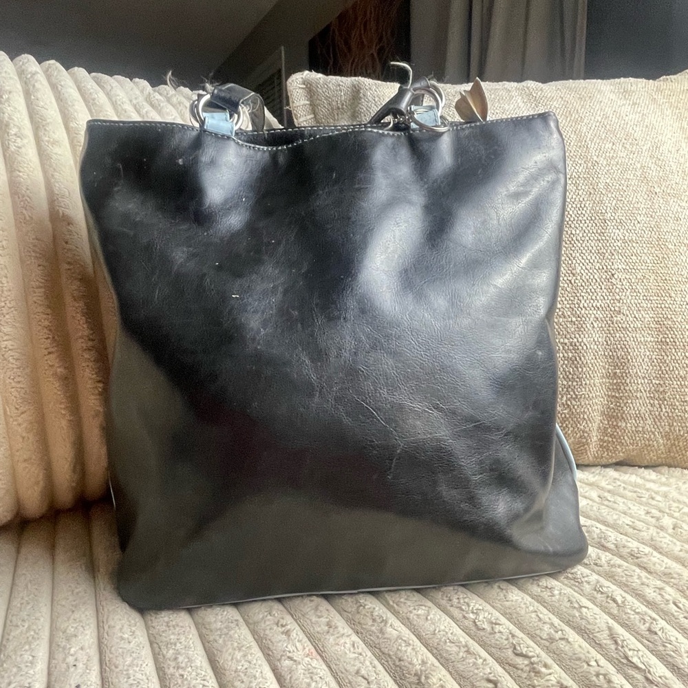 The O Boutique Black Leather Tote with White C Applique - Picture 4 of 8